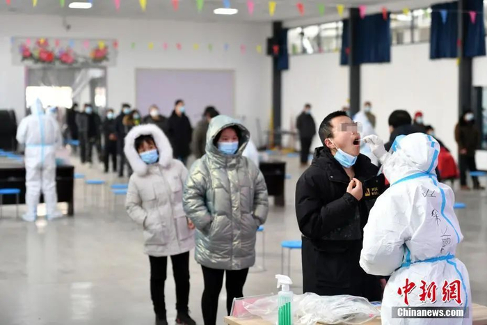 资料图：1月20日，河北石家庄赵陵铺路街道后太保社区，市民进行核酸采样。 中新社记者 翟羽佳 摄