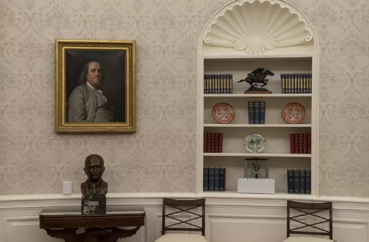 ▲ 开国元勋富兰克林画像和前总统杜鲁门雕像（美联社）