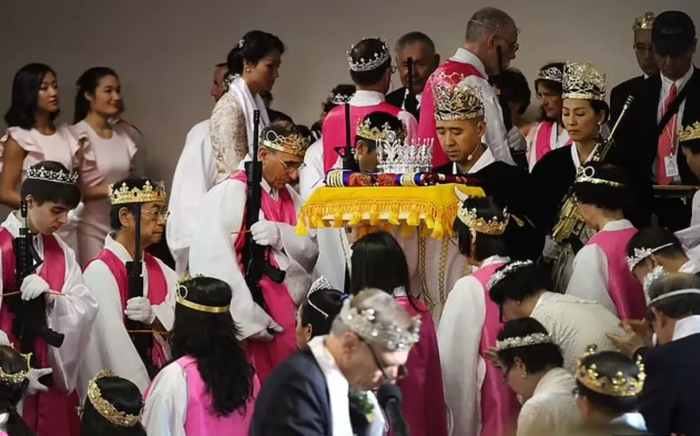 ▲主席台上的为文鲜明之子文亨进 来源：每日邮报