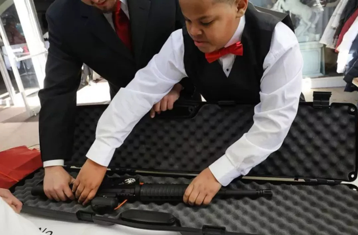 ▲检查枪支的成员