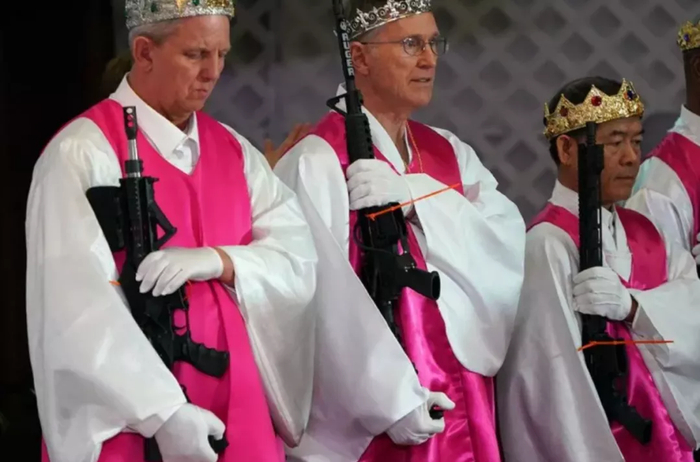 ▲手持枪支参加集会的“统一教”信徒们