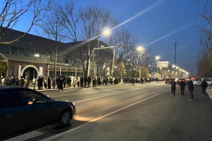 华卿画室周边地区人员前往附近的集中核酸检测点进行检测。图/网络截屏