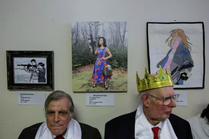 ▲“教会”里挂满了枪支的插画