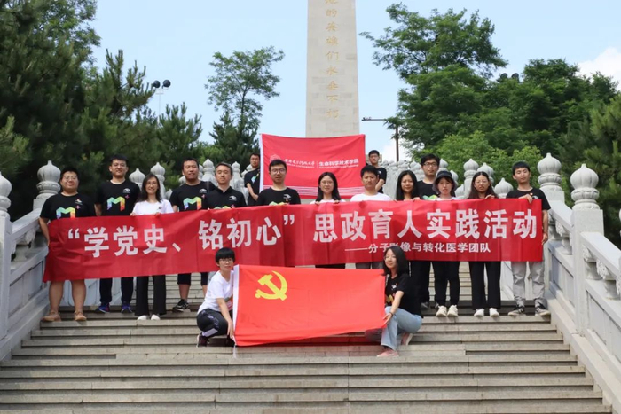 宁蓬勃与学生团队合影