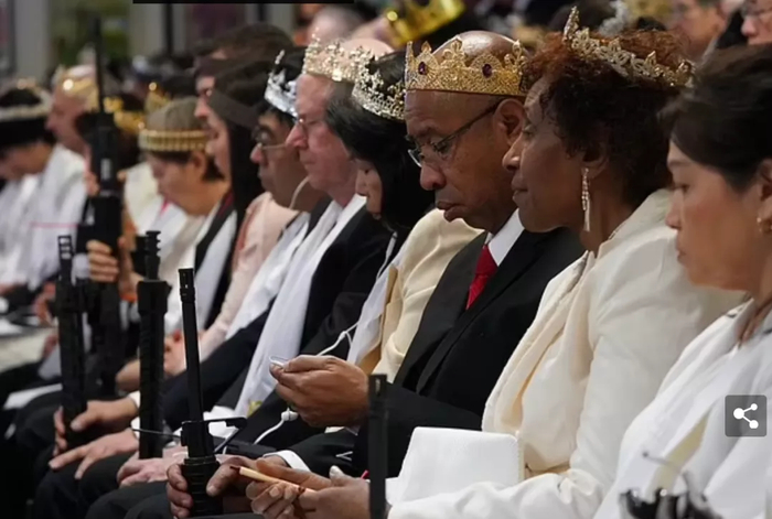 ▲2018年2月28日，美国宾夕法尼亚州，信徒们在婚礼期间手持武器 来源：每日邮报