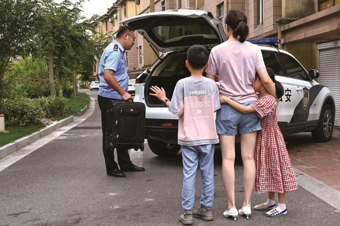 　　做刑警的丈夫又要出差了，双警家庭有着一般人想象不到的困难。