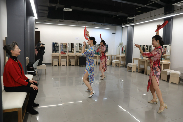 ▲选手们在后台加紧进行最后的排练。 新京报记者 王远征 摄