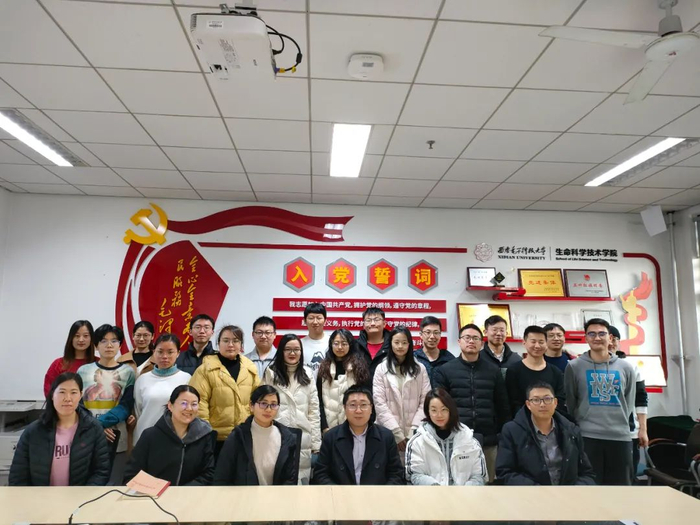 陈雪利与学生团队合影