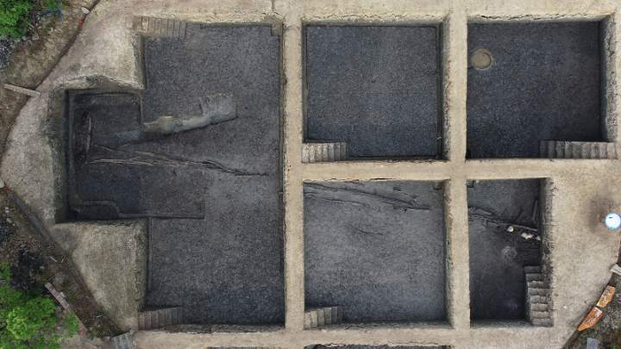 吕岙遗址良渚文化时期水稻田层上的木构道路L2