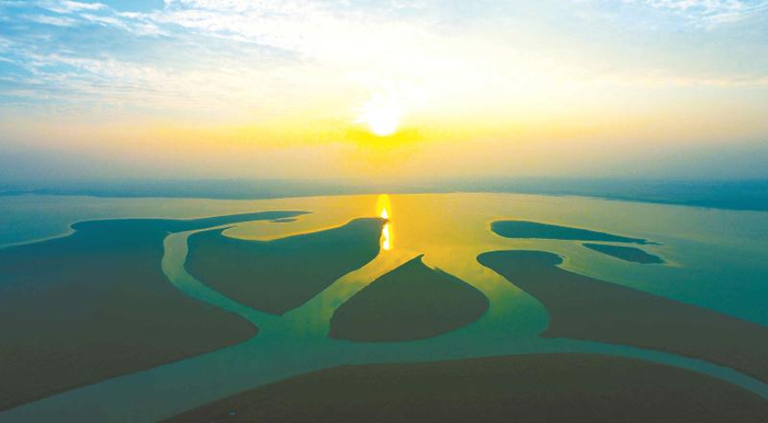 夕阳下的升金湖，水网星罗棋布 王继明摄