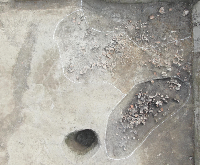 土台边坡废弃陶片堆积