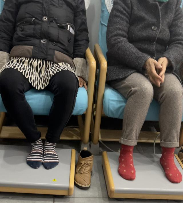 △脱鞋踩在电极板上，让身体接入电场。