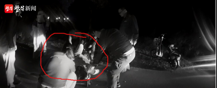 医院120救护人员抬担架时竟然脱落，导致伤者从担架上摔落头部着地。（视频截图）。