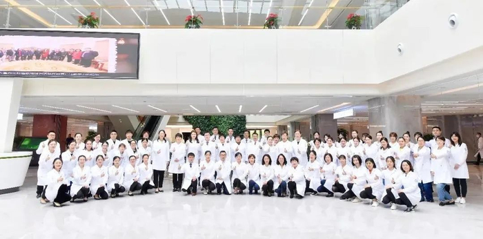 省肿瘤医院恶性肿瘤临床研究一体化诊疗中心团队合影