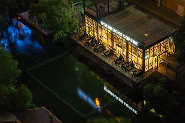 图说：依水而建的星巴克。