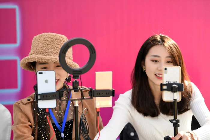 11月13日，2020年全国行业职业技能竞赛，网红小姐姐现场直播带货。图片来源：IC photo-1071114871779885230