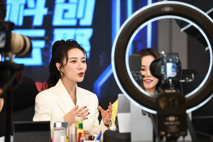 “直播一姐”薇娅正在进行一场直播。图片来源：IC photo-1192760337174233115
