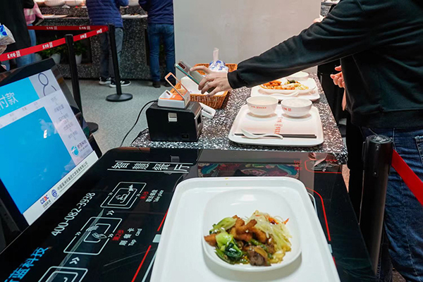 图说：自助结账。