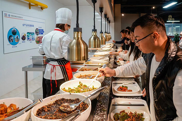 图说：白领就餐。市北高新集团供图（下同）