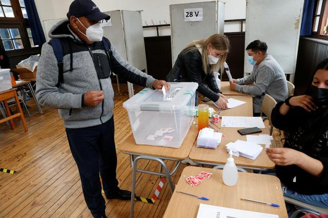 当地时间12月19日，智利圣地亚哥一位选民正在投票。图/IC photo
