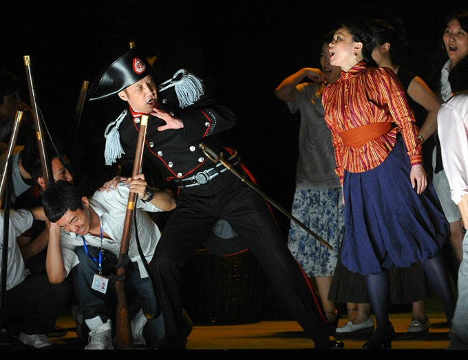 资料图 《爱之甘醇》的演员在排练 新华社图