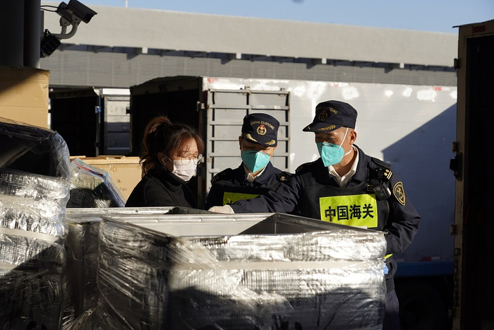 图为：关员正在查验通风管道等建材 林昌锋/摄