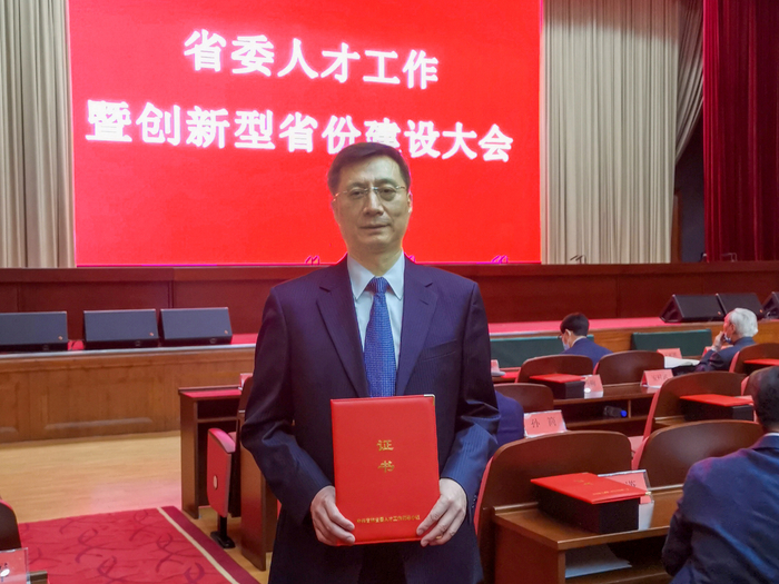 “程颖全国示范性劳模和工匠人才创新工作室”团队的核心成员张越教授现场领奖