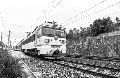     11月30日，5647次列车停靠贵州省威宁县朱嘎站上。  新华社发