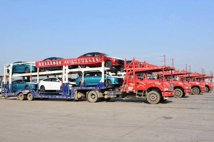 12月20日，200辆东风风神AX7、奕炫出口沙特阿拉伯发车 记者 龙霏/摄