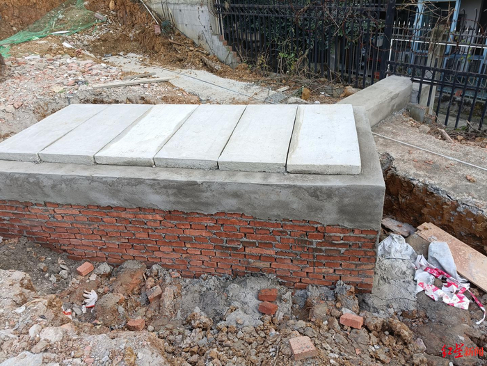 ▲电缆修复处现已砌上水泥红砖。