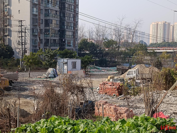 ▲武城大观城市花园小区及外面的一片空地。