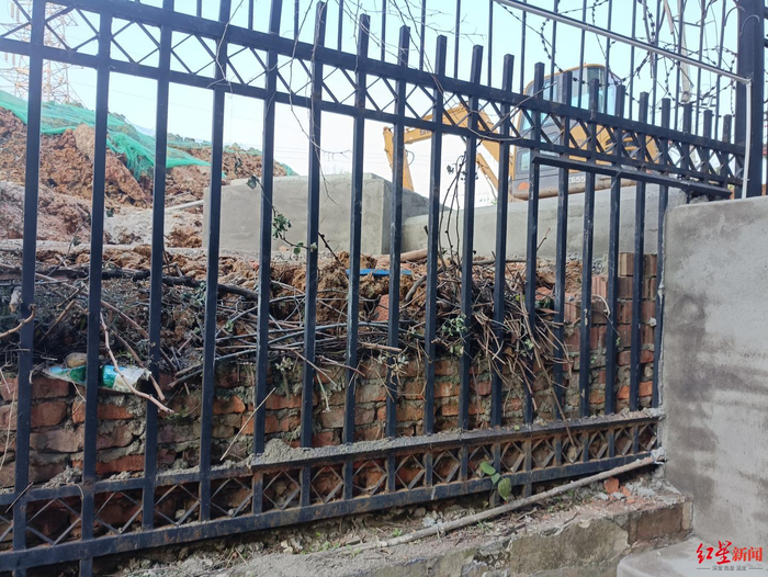 ▲从小区内看外面的空地。