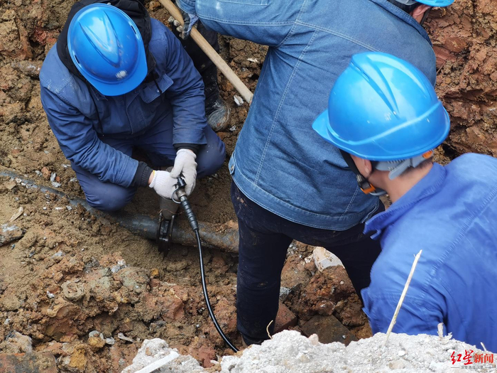 ▲维修人员对故障点进行处置。