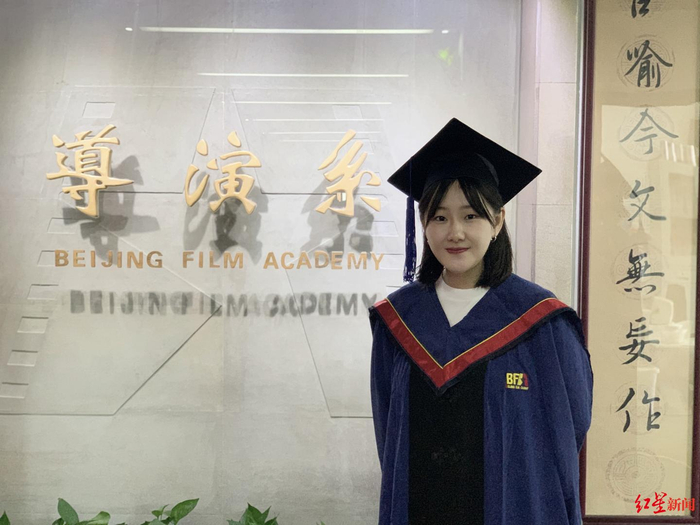 严偲予毕业照（受访者供图）