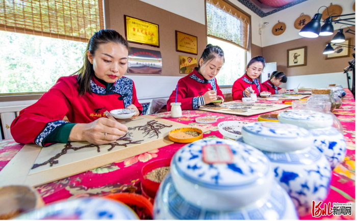 馆陶县粮画小镇引入粮画制作特色产业，带动留守妇女在家门口就业增收。馆陶县委宣传部供图