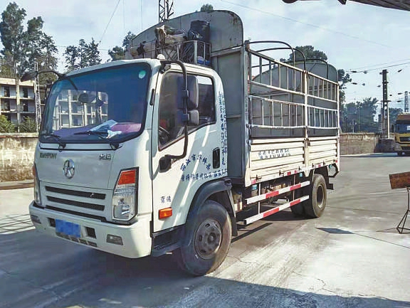 “大吨小标”的大运轻卡。刘铭摄