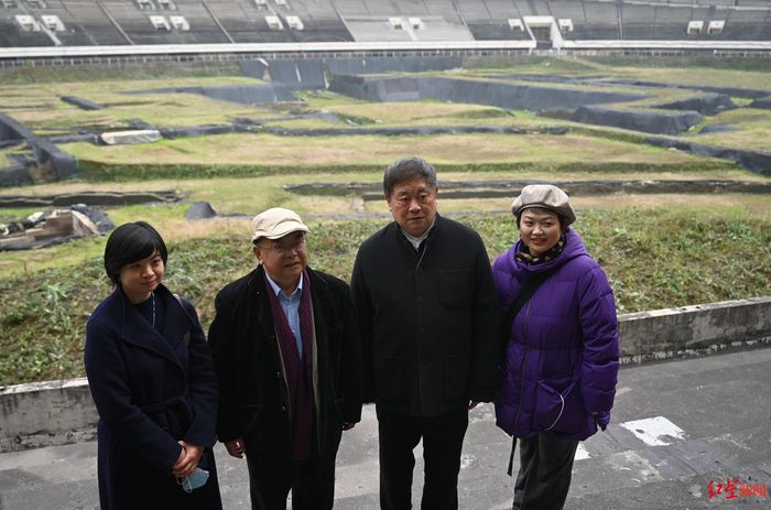 专家们在东华门遗址考察