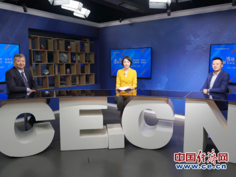 左：资深财经评论员张捷 中：主持人 右：平安普惠北京分公司总经理王从远 