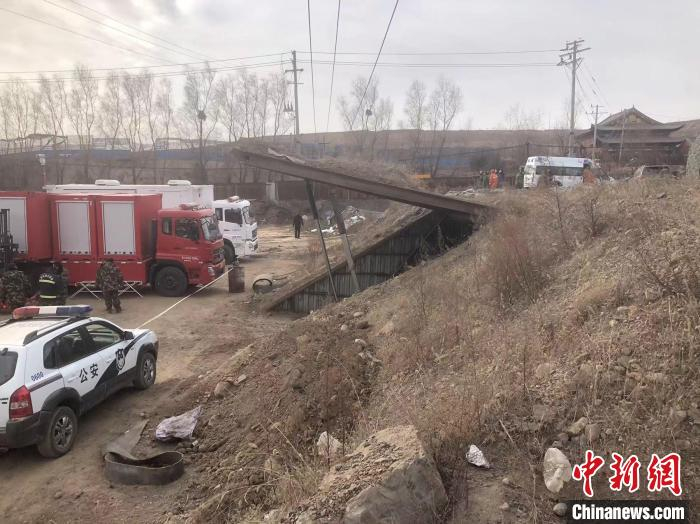 出煤口用黄土杂草覆盖，非常隐蔽。图源：中新网