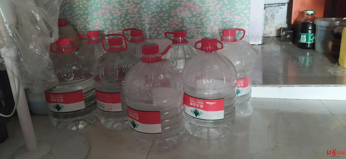 商户们储存用水