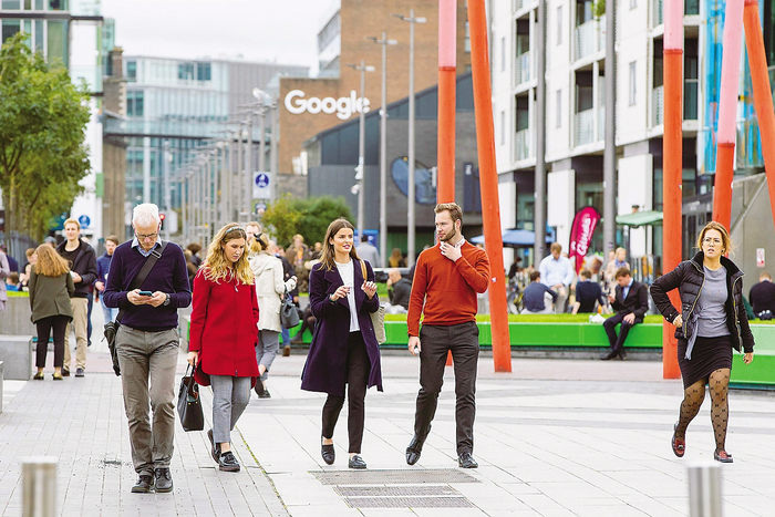 爱尔兰政府10月7日表示，同意对跨国公司征收15%的全球最低税率。此前，爱尔兰政府因其低税率吸引了苹果和谷歌等巨头。图为都柏林商业区。