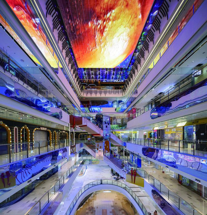 超过2500平方米的巨型LED天幕宛若银河。