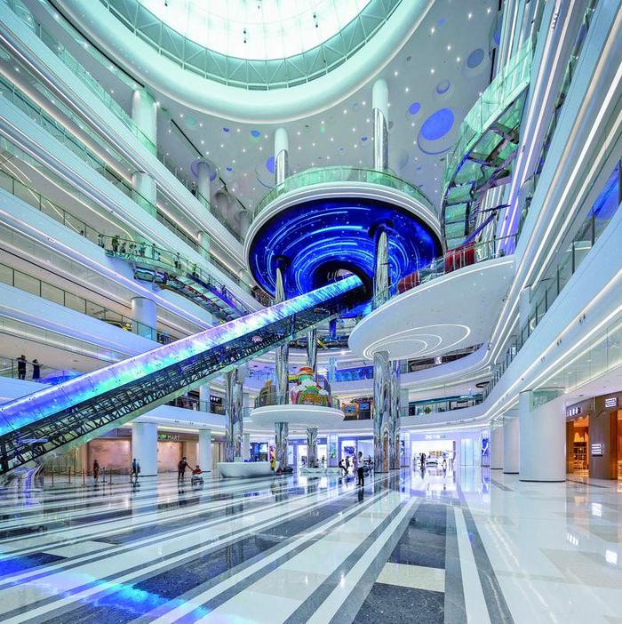 长64米、高30米的天梯穿过“天眼”，科幻感十足。 