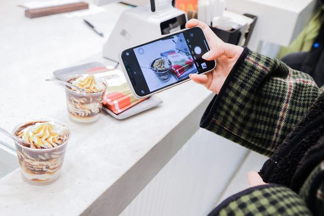 消费者正在拍摄创意“酸奶咖啡”，受访者供图