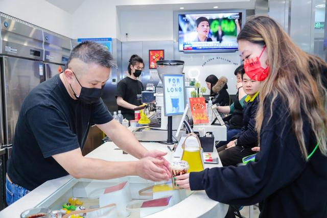 “嘿咖啡”吸引大量消费者“打卡”，受访者供图