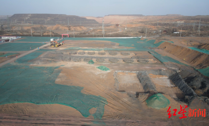 ▲2021年12月11日，督察组使用无人机拍摄，神木市兰炭产业特色园区柠条塔片区废水集中处理设施仅完成部分基础建设