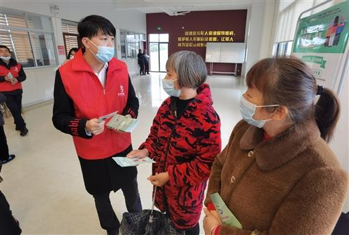 保险公司人员向村民宣传 周子凝/摄