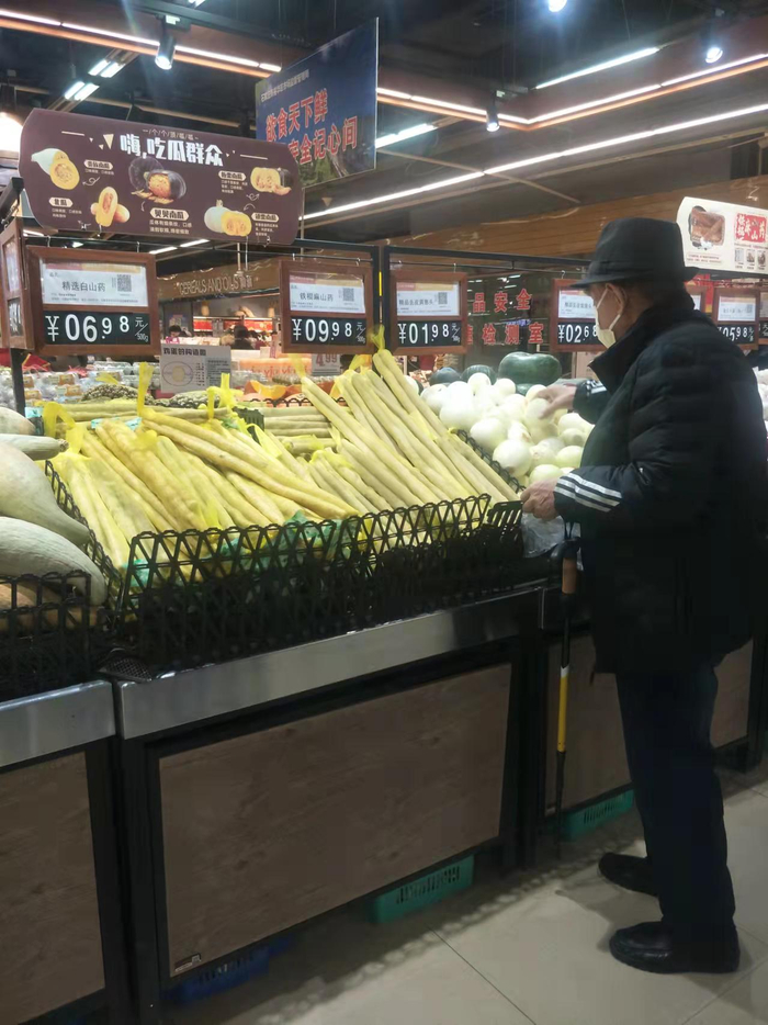 消费者在超市里选购山药。 李建/摄