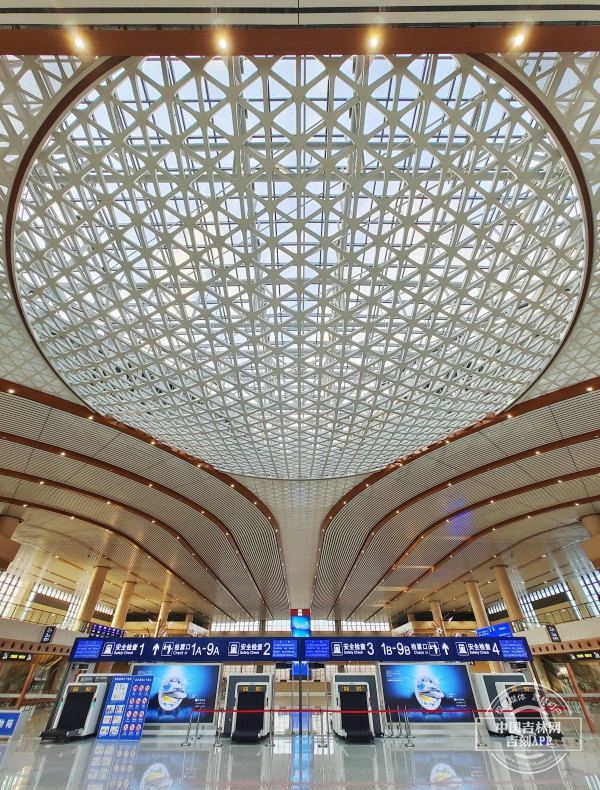 图为新建的长白山站