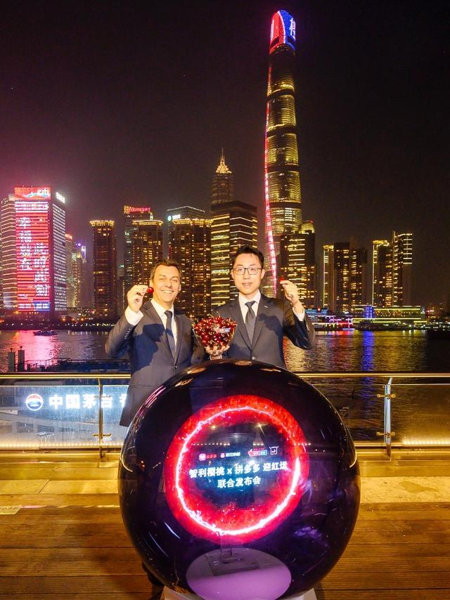 在12月22日的迎红运联合发布会上，智利驻沪商务领事武德（左）与拼多多企业事务总监兰克（右）出席活动并致辞。钟天一 摄